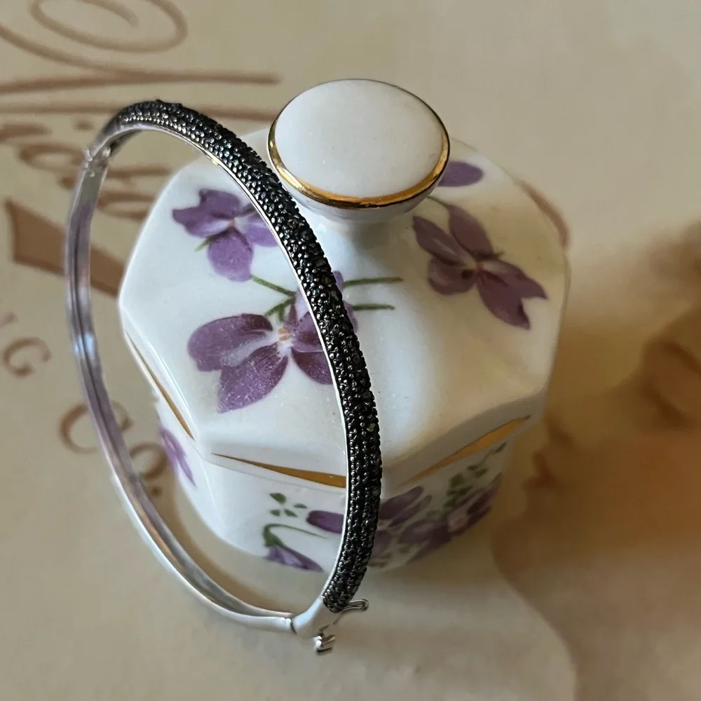 Elegant Black and Silver Bangle Bracelet
Victorian Townsend, Sterling Silver. - Picture 3 of 6